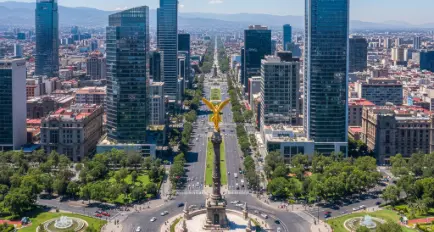 Vista panorámica de la Ciudad de México con el Ángel de la Independencia y Paseo de la Reforma