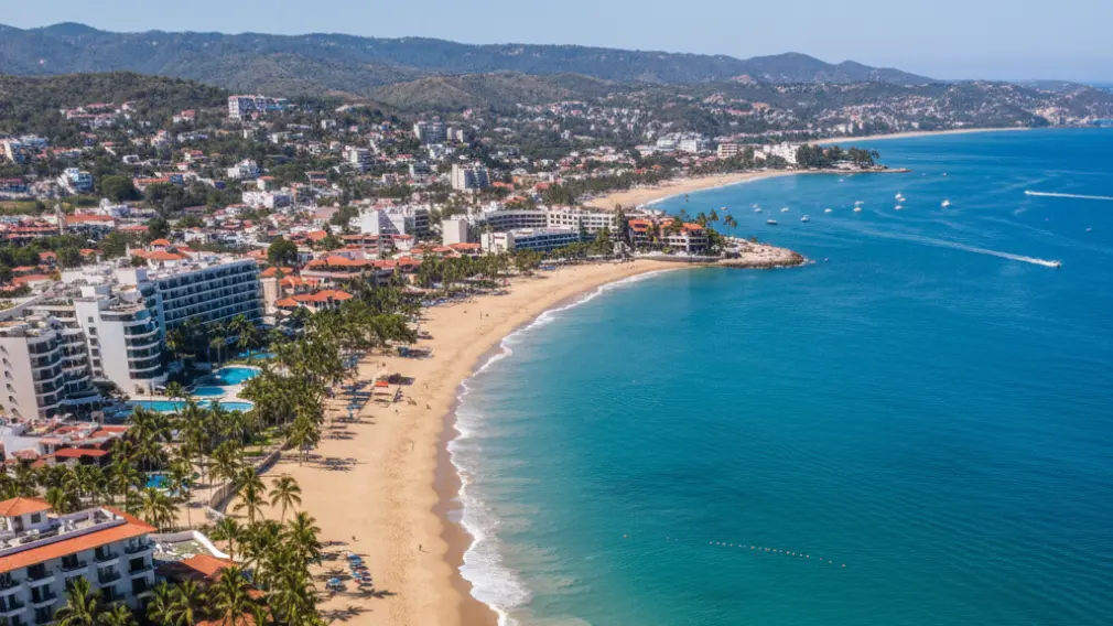 Vista panorámica de Puerto Vallarta con playas, hoteles de lujo y arquitectura tradicional mexicana.